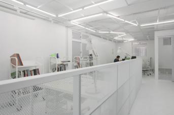 辦公室裝修:建筑人的實驗精神，將18坪新創(chuàng)辦公室變身白色幻境！