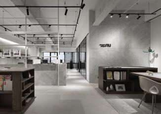 時尚裸設(shè)計無限延伸 玻璃、層板展示收納創(chuàng)造簡約現(xiàn)代工作室 