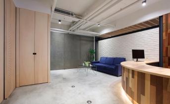 我的行事風(fēng)格就是不呆板！25 年老屋蛻變?yōu)楠?dú)特工業(yè)風(fēng)辦公室 